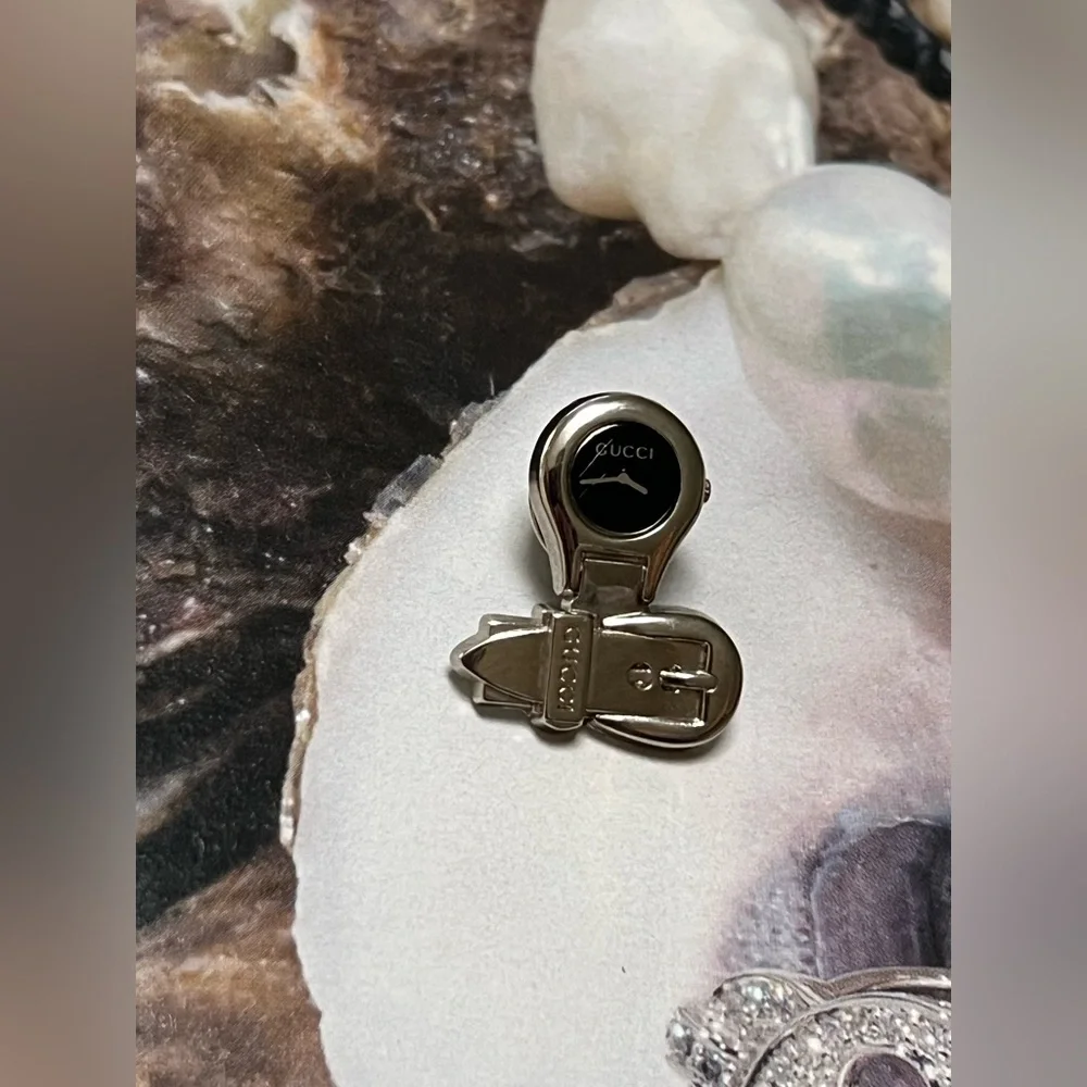 Gucci Silver pin or brooch with watch details. - Picture 2 of 10